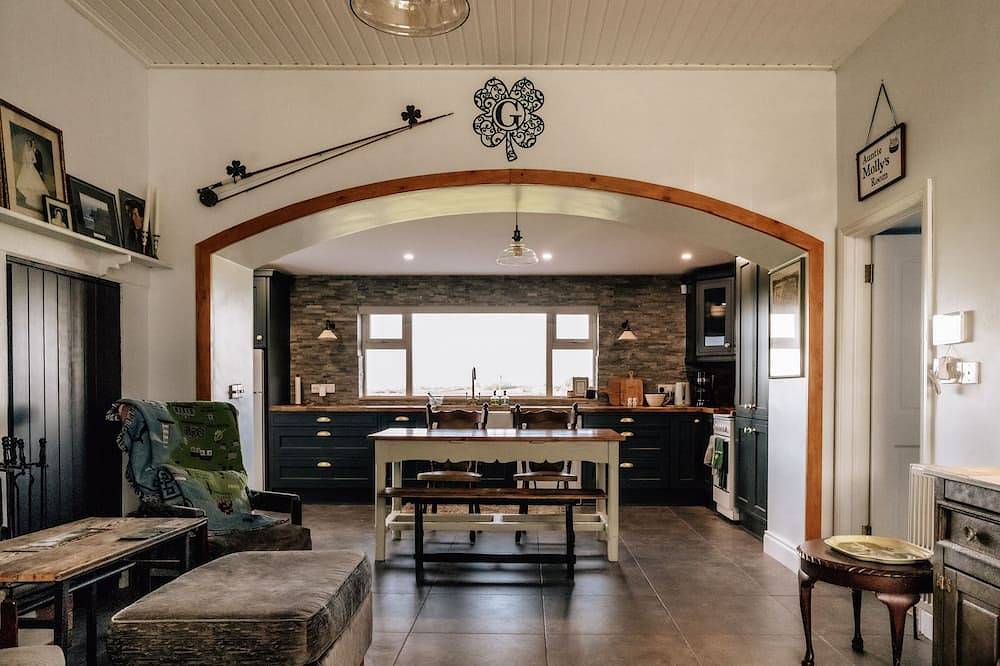 Charming Rural Irish Cottage near golf, beaches, castles and villages in County Clare