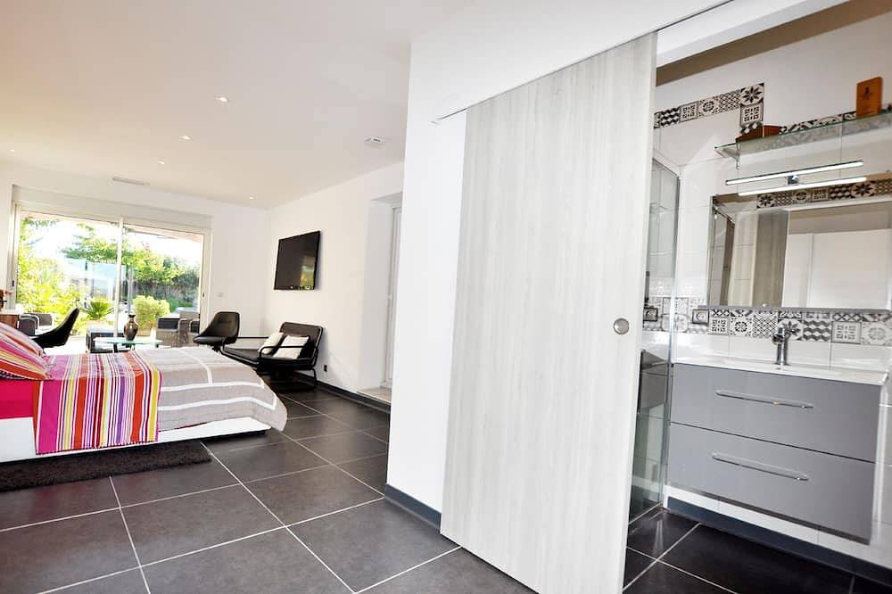 Near Torreilles beach, villa with swimming pool, equipped summer kitchen, Wi-Fi in Pia, Côte d'Améthyste