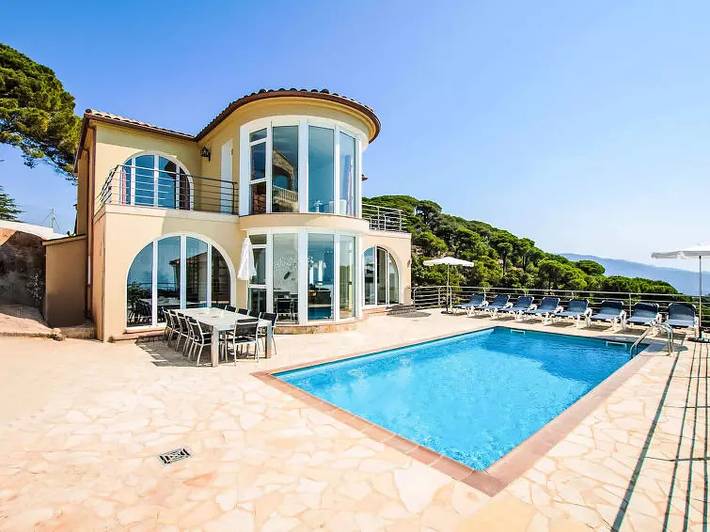 Ferienhaus für 12 Personen, mit Balkon und Terrasse sowie Pool in Lloret de Mar