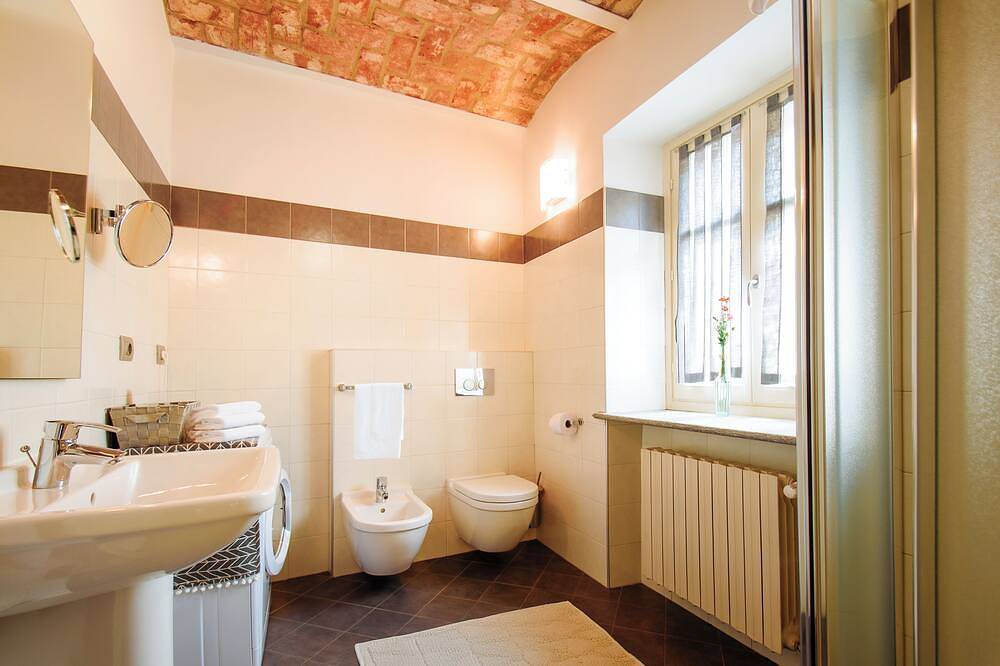 Ganze Wohnung, Apartment with garage - La Rosa nel Borgo in La Morra, Langhe