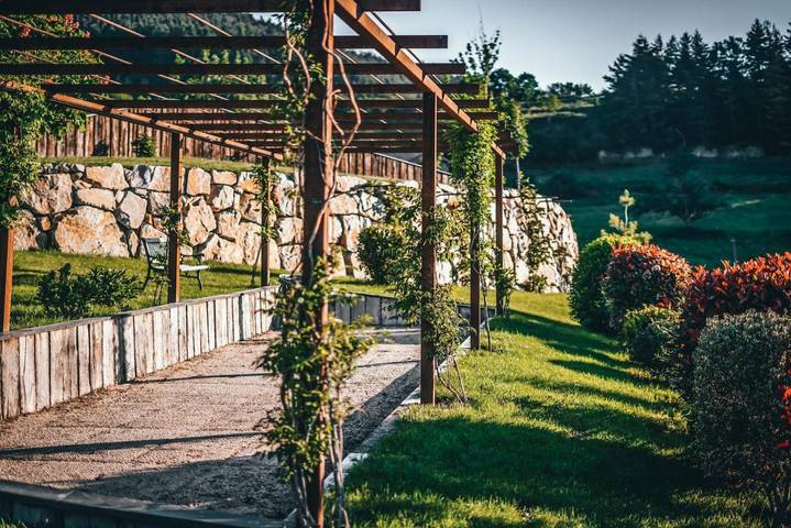 Location de vacances pour 6 personnes, avec vue et piscine ainsi que terrasse et jardin, animaux acceptés à Labatie-d'Andaure - 4
