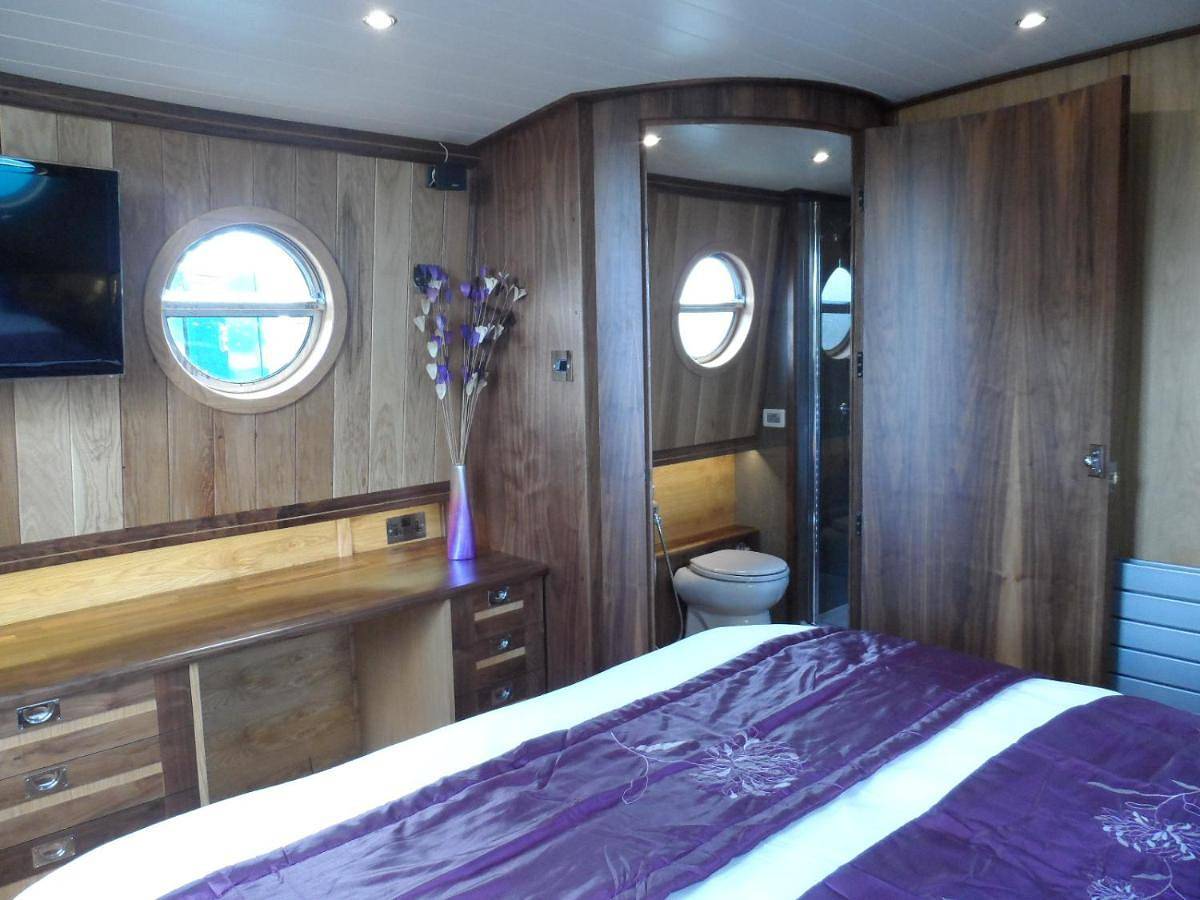 Luxury boats and moorings Wendover Arm in Chiltern Hills