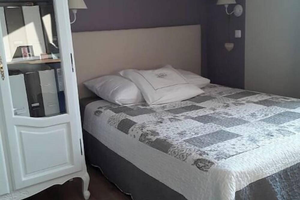 Contemporary house in quiet country setting. in Yssingeaux, Alto Loira