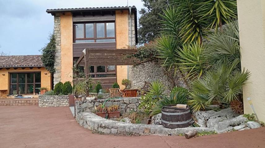 Casa rural para 6 personas, con jardín y terraza en Ovio