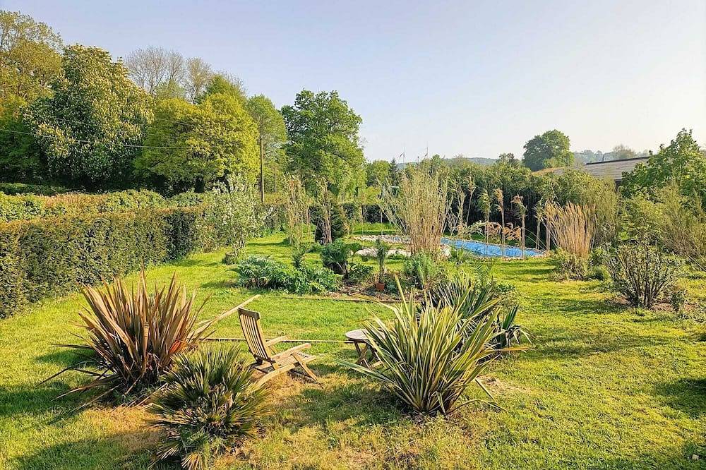 Le Hameau Fleuri in Sainte-Famille-en-Auge, Lisieux region