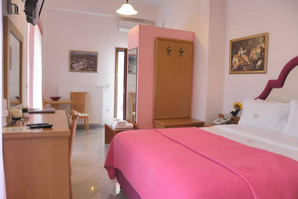 Ganze Wohnung, Ruhig Luxus am Strand Suites in Kalo Nero Strand mit spektakulärem Meerblick in Kyparissia, Golf von Kyparissia