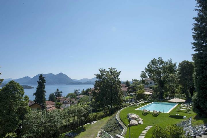 Villa per 10 persone, con Balcone e Idromassaggio nonché Giardino e Vista lago a Comune di Baveno