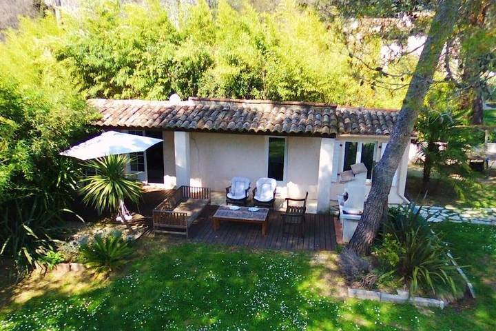 Appartement de vacances pour 4 personnes, avec terrasse ainsi que jardin et piscine, animaux acceptés