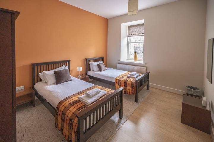 Ganze Wohnung, Fabulous apartment in historic ambiente with communal pool direct by Loch Ness in Fort Augustus, Highlands
