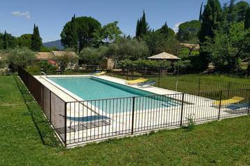 Gîte pour 4 personnes, avec piscine ainsi que terrasse et jardin à Mirabel-aux-Baronnies