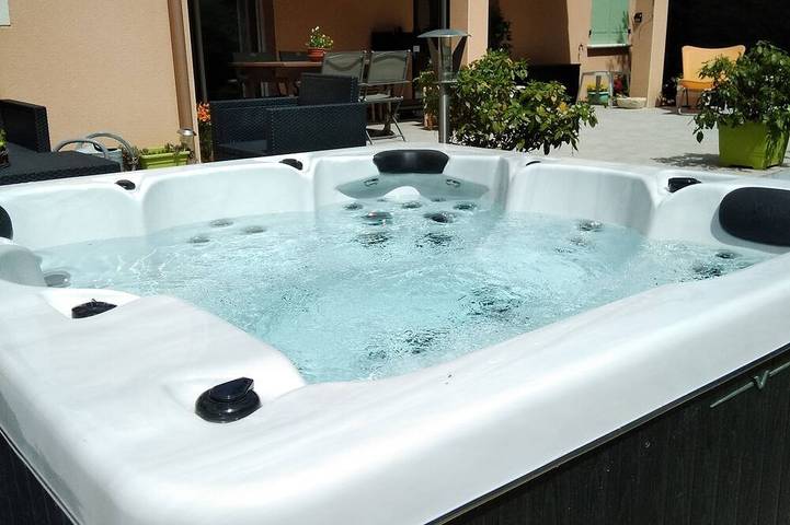 Villa pour 4 personnes, avec terrasse ainsi que jardin et jacuzzi, animaux acceptés