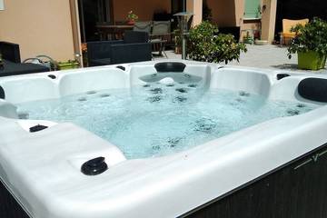Cottage pour 4 personnes, avec terrasse ainsi que jardin et jacuzzi, animaux acceptés à Montségur-sur-Lauzon