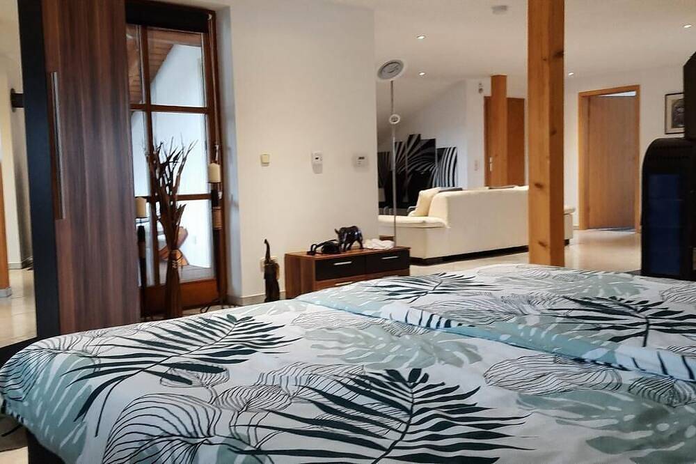Ganze Wohnung, Gemütliche Ferienwohnung (75qm) mit Kaminofen und Balkon in Grafenwiesen, Ostbayern