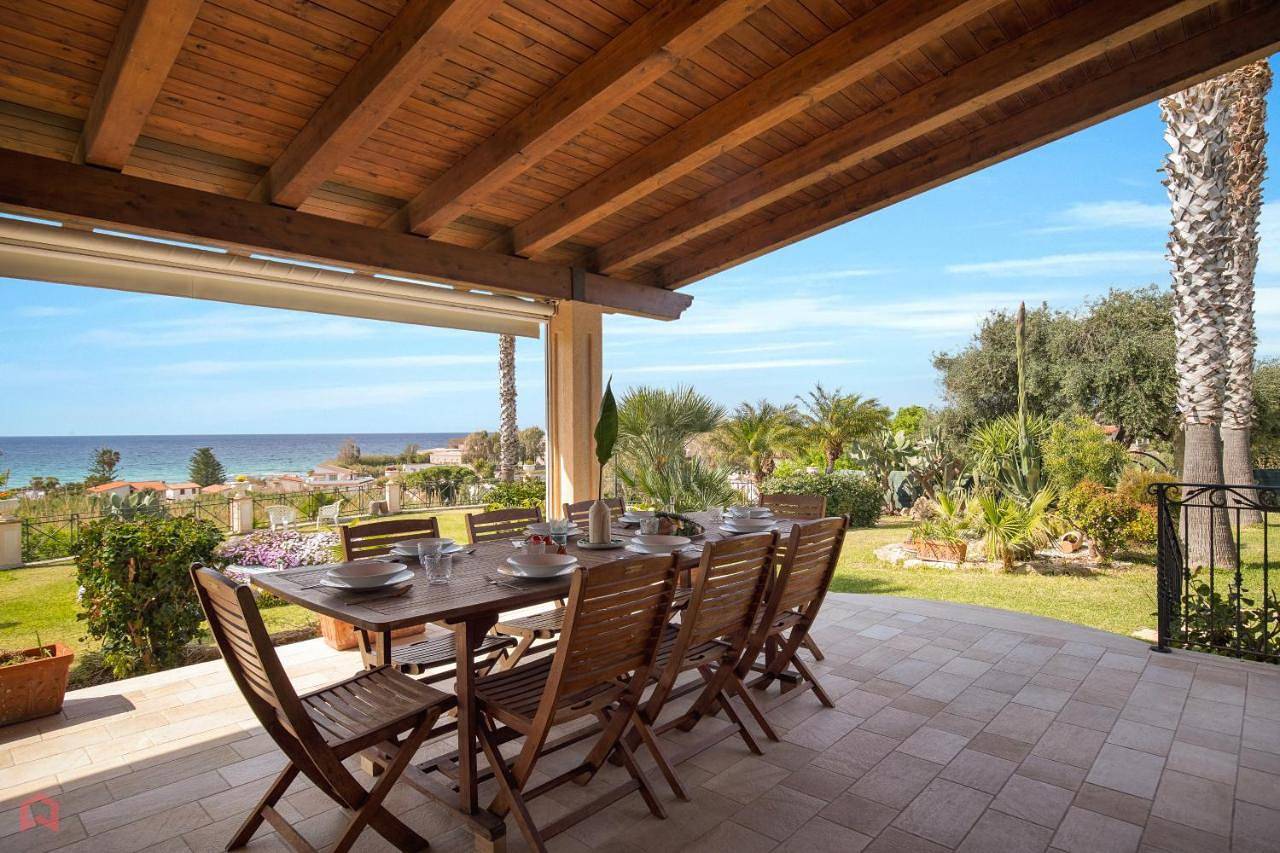 Panoramica Villa con Piscina sul Mare (Sanificata) in Spiaggia di Magaggiari, Cinisi