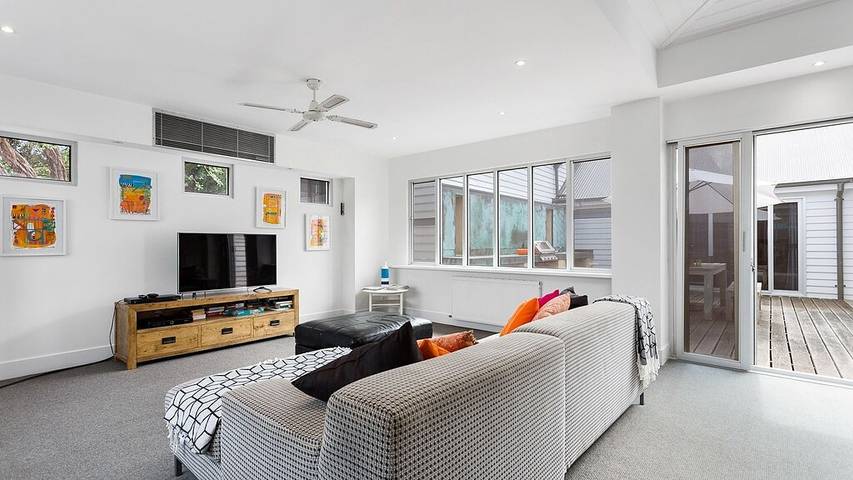 Holiday home for 12 people, with hot tub and garden as well as terrace in Sorrento (Victoria)