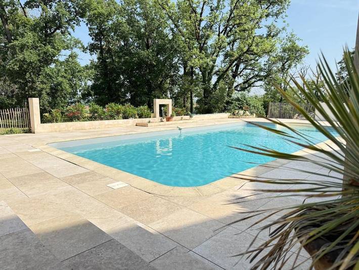 Location de vacances pour 7 personnes, avec piscine ainsi que jardin et jacuzzi à Fréjairolles
