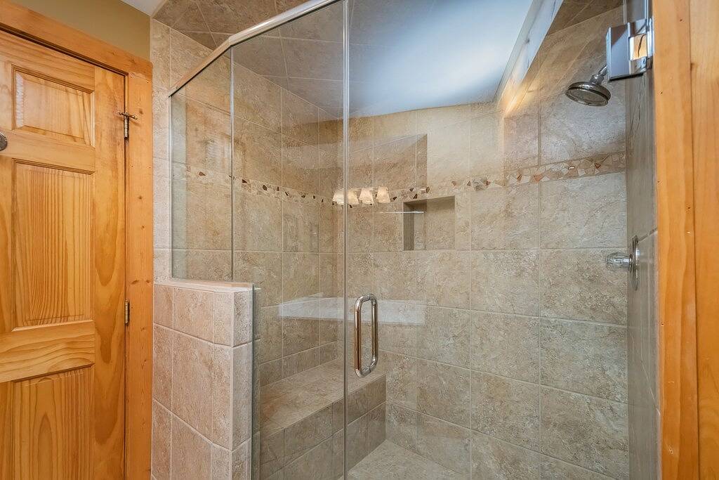 Mallard Landing | Prime Lakefront Location + Hot Tub & Pool Table! in McHenry, Deep Creek Lake