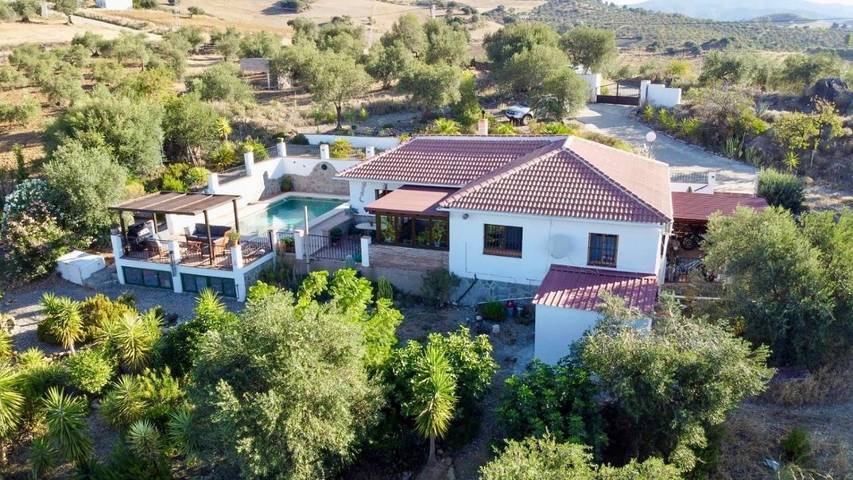 Apartamento para 6 personas, con Balcón y Terraza además de Jardín y Piscina en Casarabonela