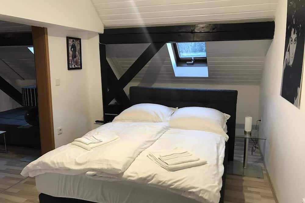 Ganze Wohnung, Ferienwohnung im Dg mit großem Garten und Zugang zur Waldnaab in Neustadt an der Waldnaab, Naturpark Nördlicher Oberpfälzer Wald