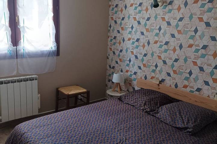 Gîte pour 4 personnes, avec jacuzzi et piscine ainsi que terrasse et jardin à Chatuzange-le-Goubet - 2