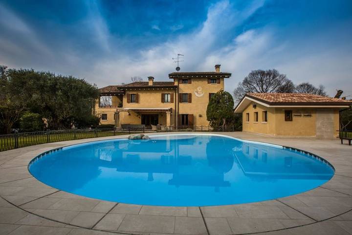 Casa vacanza per 4 persone, con Terrazza e Giardino nonché Piscina e Panorama a Ponti sul Mincio