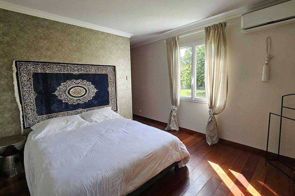 Villa with pool in Toulouse - 5 bedrooms, garden, 10 travellers in Cugnaux, Toulouse region