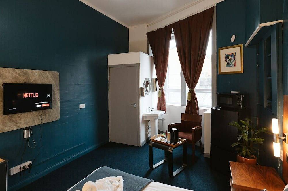 Second Floor Room. 12 in Paisley, Renfrewshire
