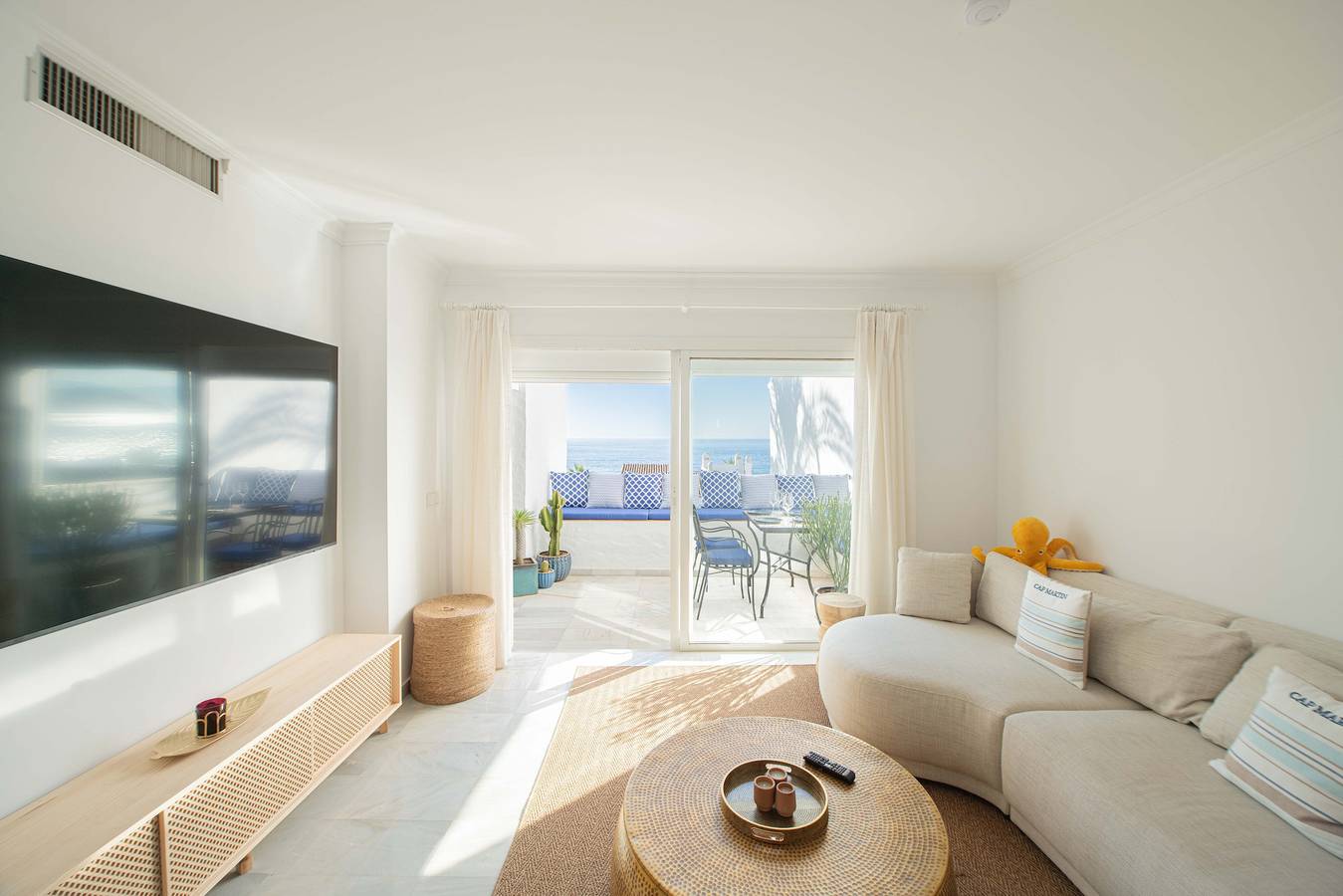 Entire apartment, Apartment 'Vista Azul' with Sea View, Wi-Fi and Air Conditioning in Playa de los Berengueles (Almuñecar), Almuñecar