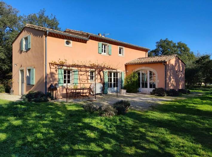 Location de vacances pour 8 personnes, avec Terrasse ainsi que Jardin et Piscine à Richerenches