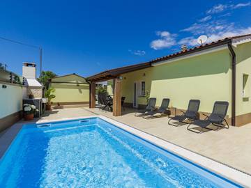Ferienhaus für 4 Personen, mit Garten und Terrasse in Pula