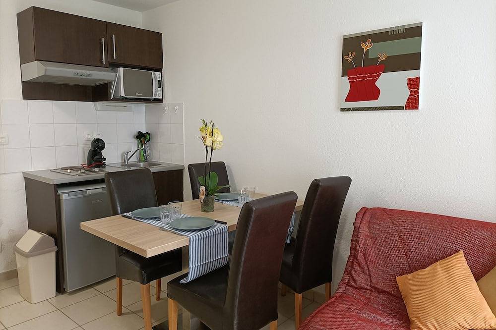 Entire apartment, T2 Avec Jardinet Dans Résidence Avec Piscine E99 in Salies-de-Béarn, Béarn