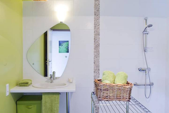 Gîte à la campagne 2 personnes avec piscine intérieure chauffée et couverte à29° in Quelneuc, Région de Vannes