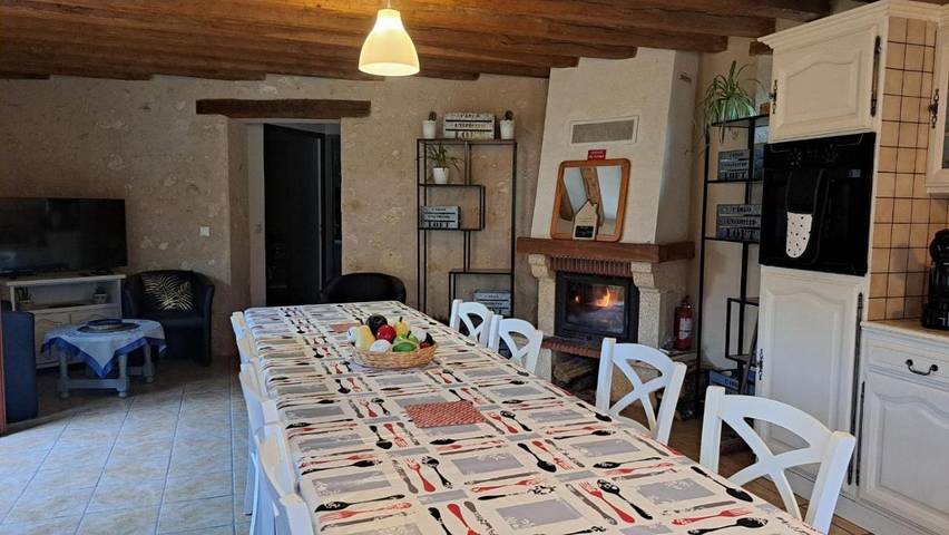 Location de vacances pour 9 personnes, avec piscine ainsi que jardin et jacuzzi, adapté aux familles à Saint-Jean-Saint-Germain