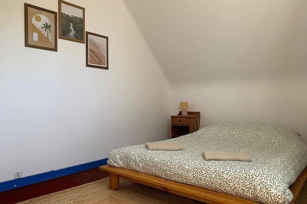 Beachfront home, within walking distance of the beach, and with a view of the ocean! in Trévou-Tréguignec, Rosa Granitküste