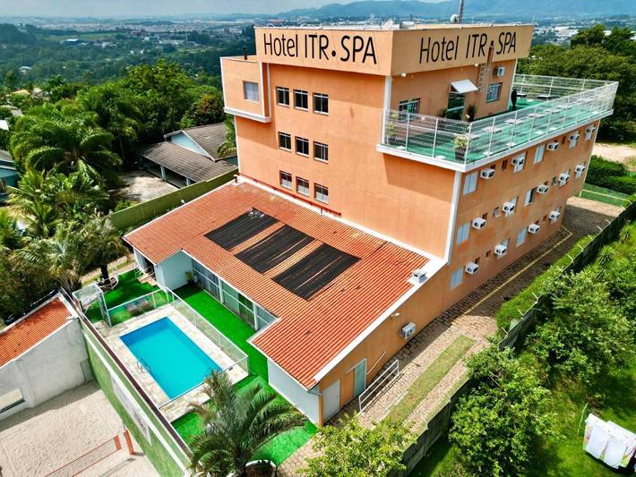 Pousadas para 2 pessoas, com piscina e jardim e ainda sauna em Itupeva