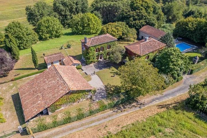Location de vacances pour 14 personnes, avec piscine ainsi que jardin et vue à Champagne-et-Fontaine