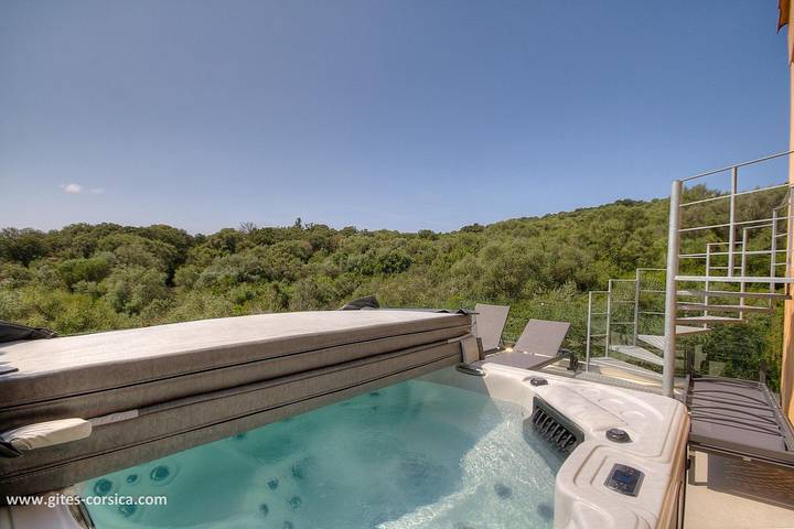 Gîte pour 4 personnes, avec Jacuzzi et Terrasse ainsi que Jardin et Vue