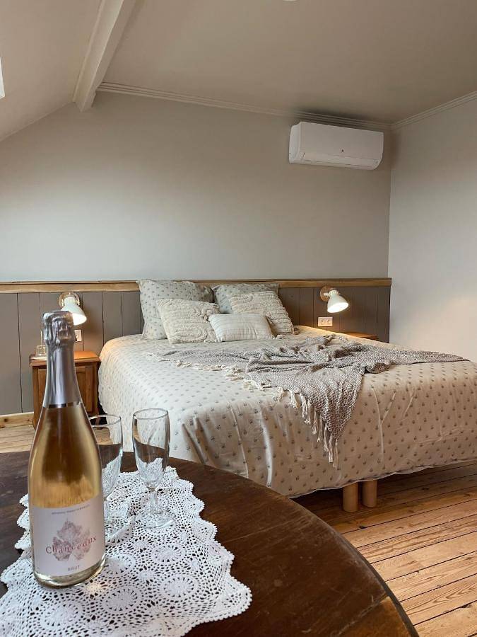 Location de vacances pour 2 personnes, avec terrasse et jardin à Arnac-la-Poste