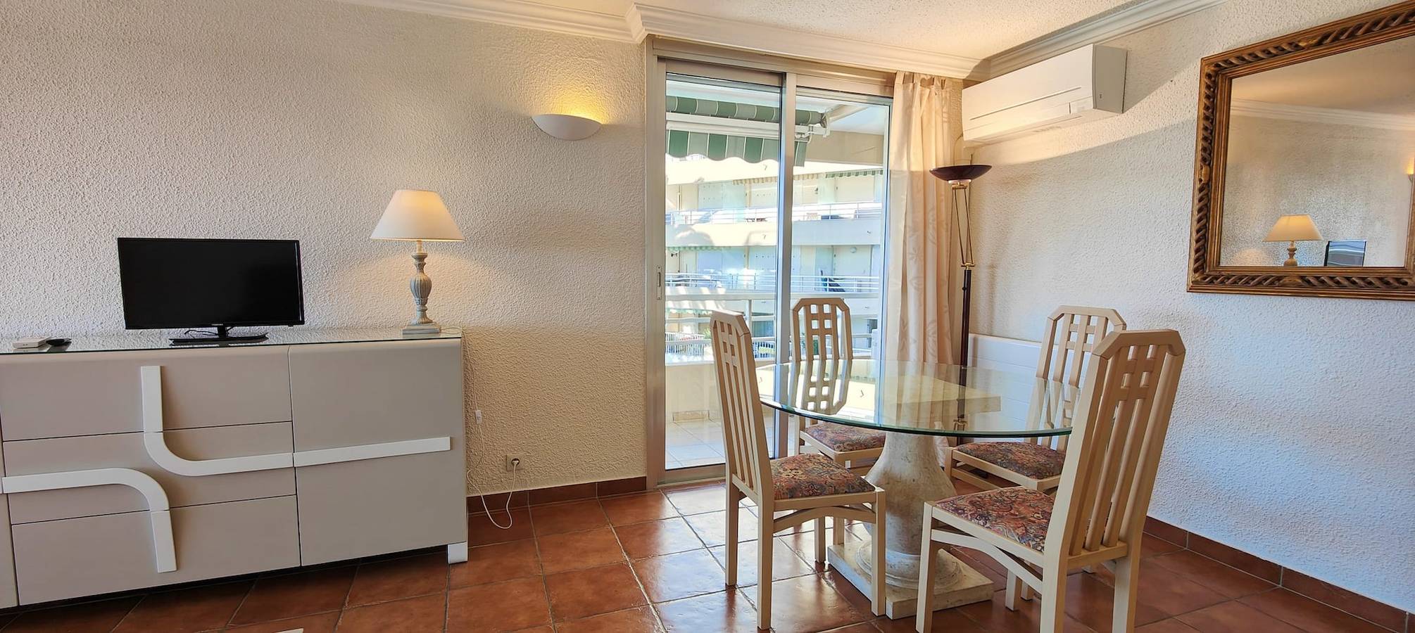 Appartement entier, Cocon d'amour de 50 m² avec piscine commune in Saint-Raphaël, Massif de l'Esterel