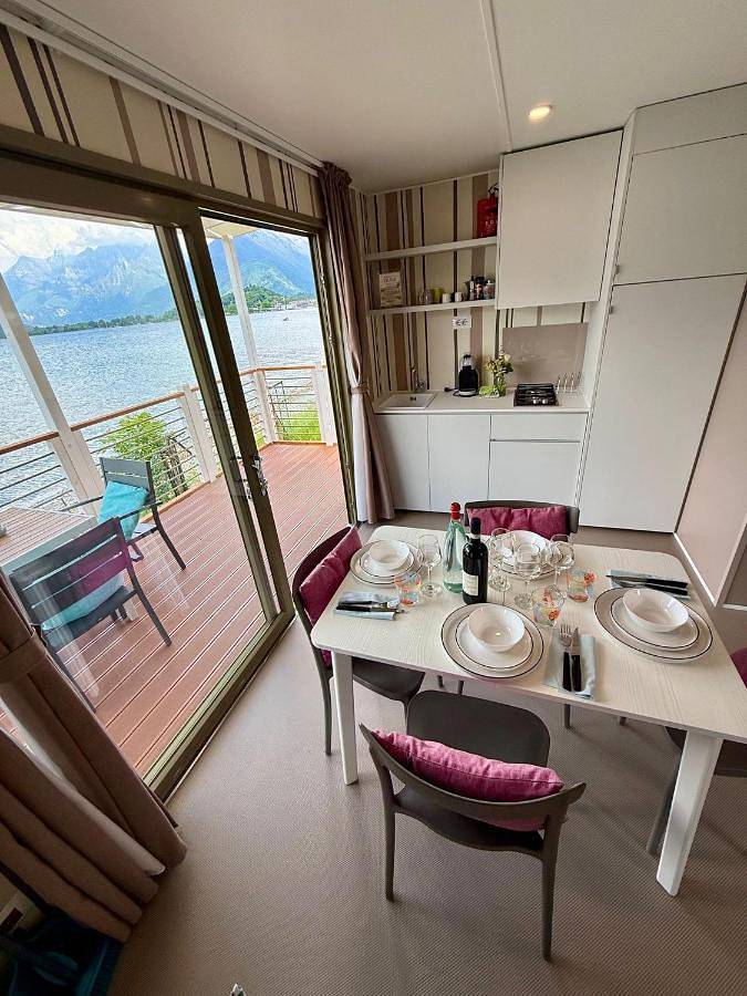 Bungalow voor 3 personen, with balkon and tuin as well as uitzicht op het meer and uitzicht aan het Comomeer