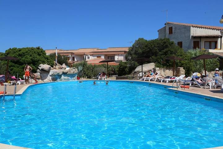 Apartahotel para 4 personas, con jardín y piscina en Cerdeña