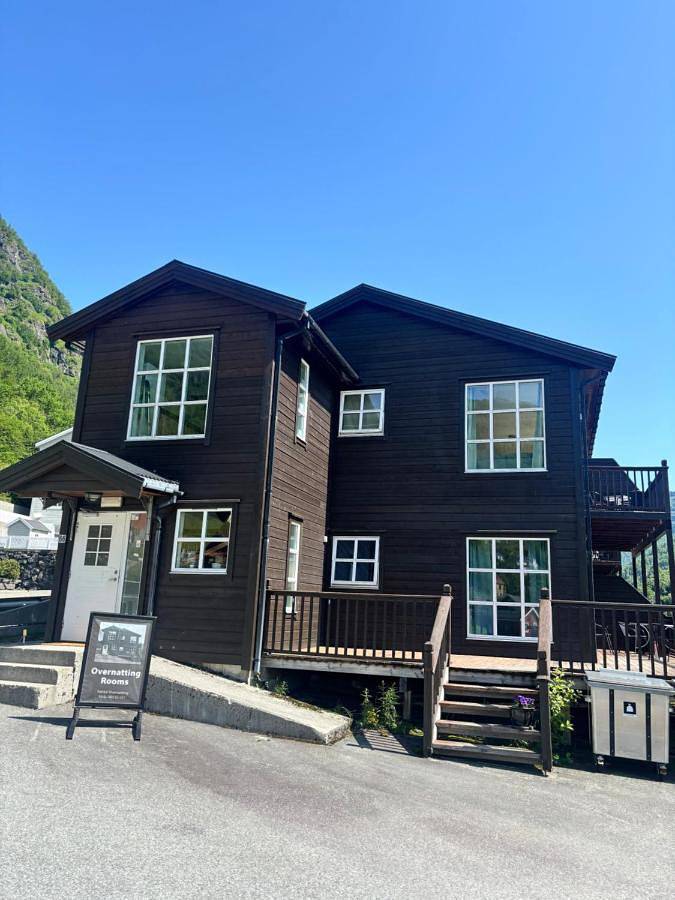 Leilighetshotell for 4 personer, Balkong og Terrasse i tillegg til Innsjøutsikt og Utsikt i Odda 