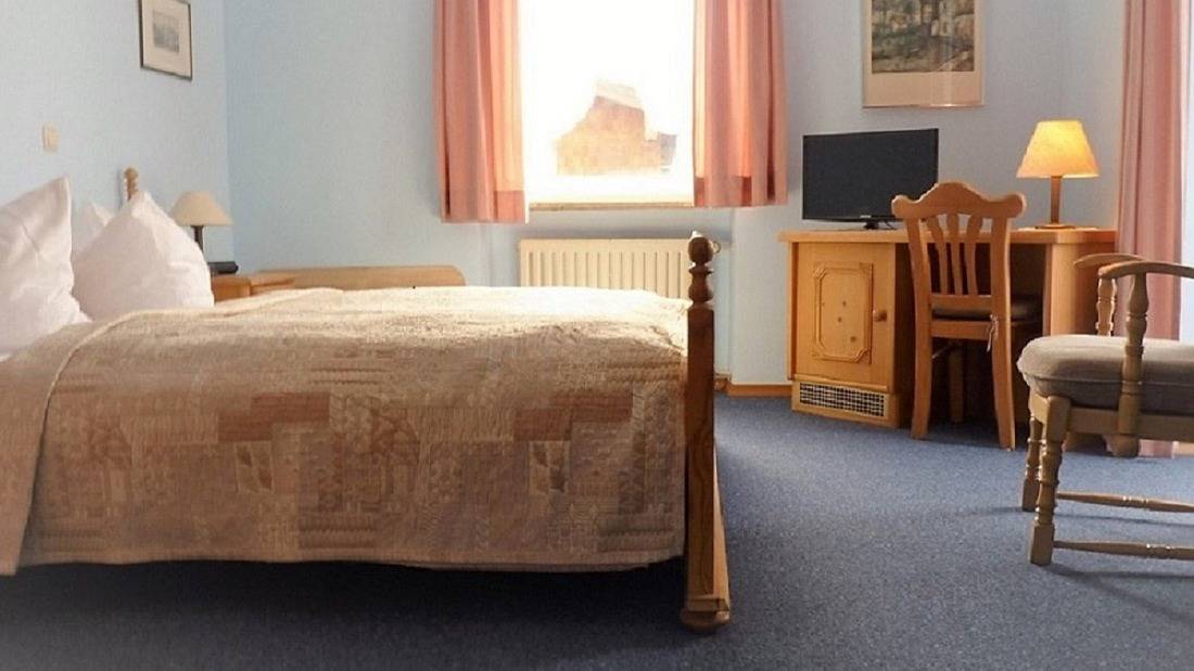 Hotel garni Floriani - double room no.2, no.4, no.6, no.8 with shower and toilet, balcony in Göllstock, Berchtesgaden