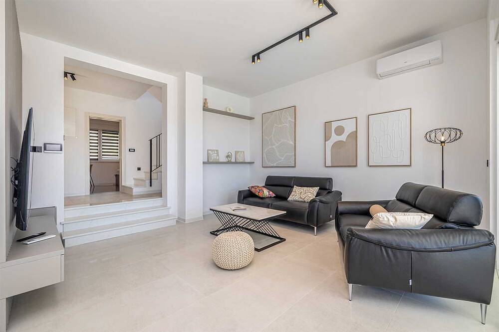 Villa Mate mit Pool und wunderschönem Meerblick in Lakmartin, Krk
