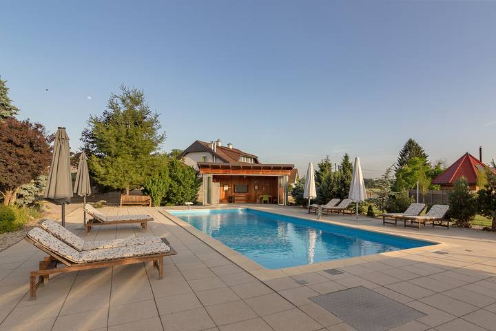 Villa für 15 Personen, mit Pool und Terrasse sowie Sauna, mit Haustier in Slowenien