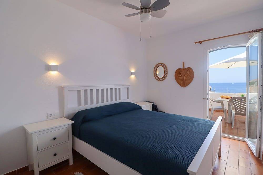 Ganze Wohnung, Family-friendly, Nice, First-line Apartment with Stunning Beach and Sea views,Ac in Arenal d'en Castell, Es Mercadal