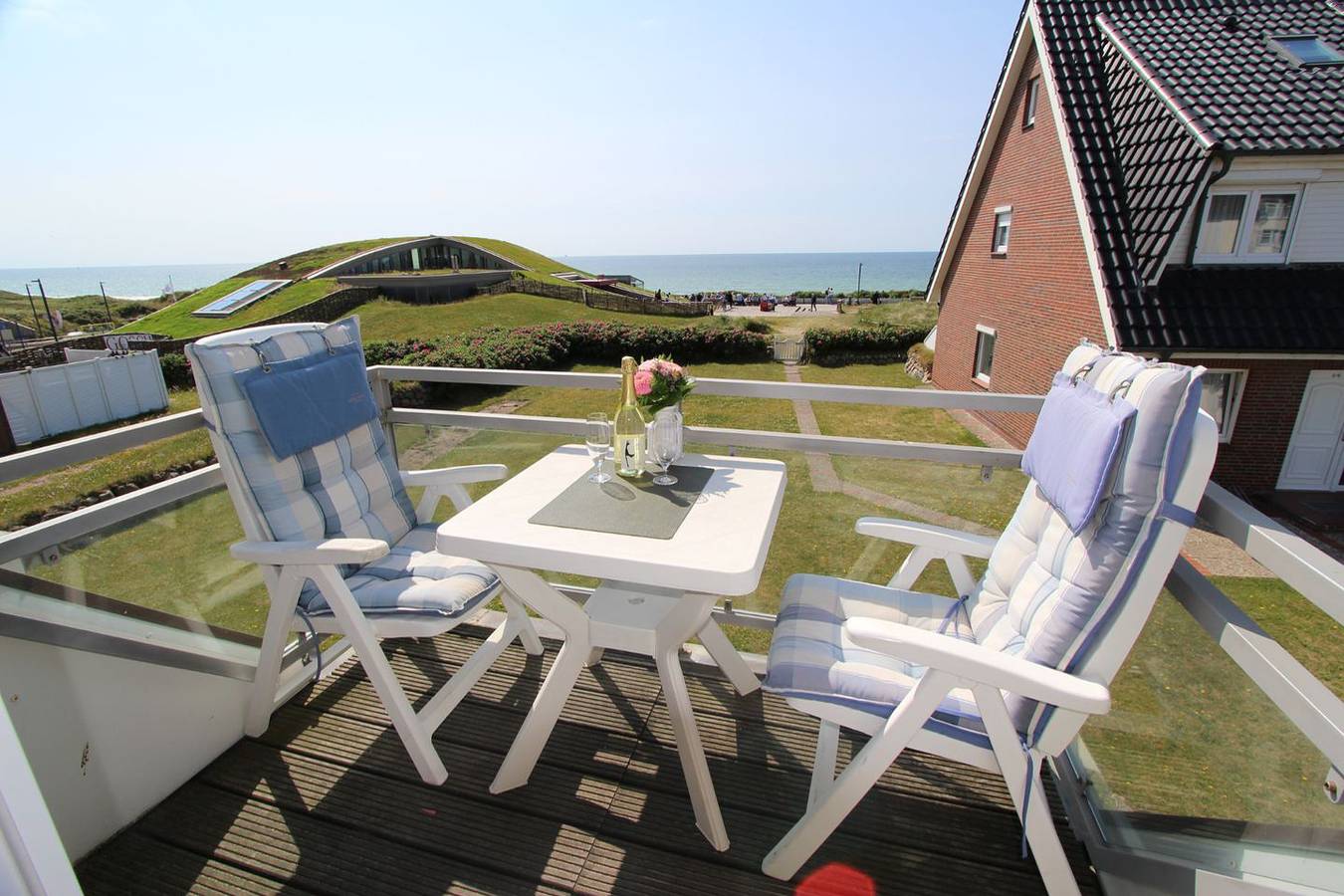 Ganze Wohnung, Gemütlich eingerichtetes Appartement mit Meerblick in extrem strandnaher Lage in Wenningstedt, Sylt