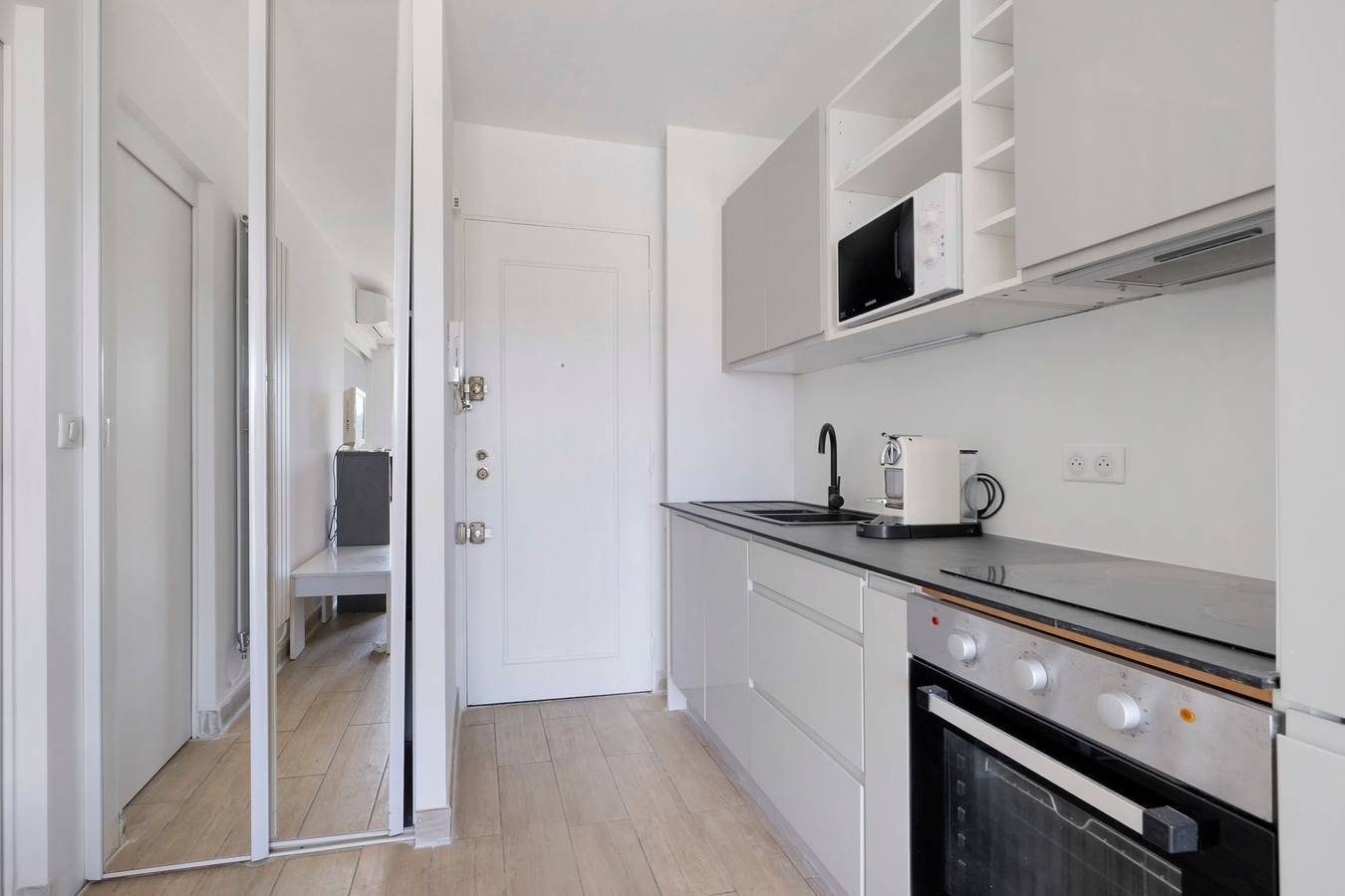 Studio entier, Juan les Pins studio vue Mer in Antibes, Côte méditerranéenne (France)