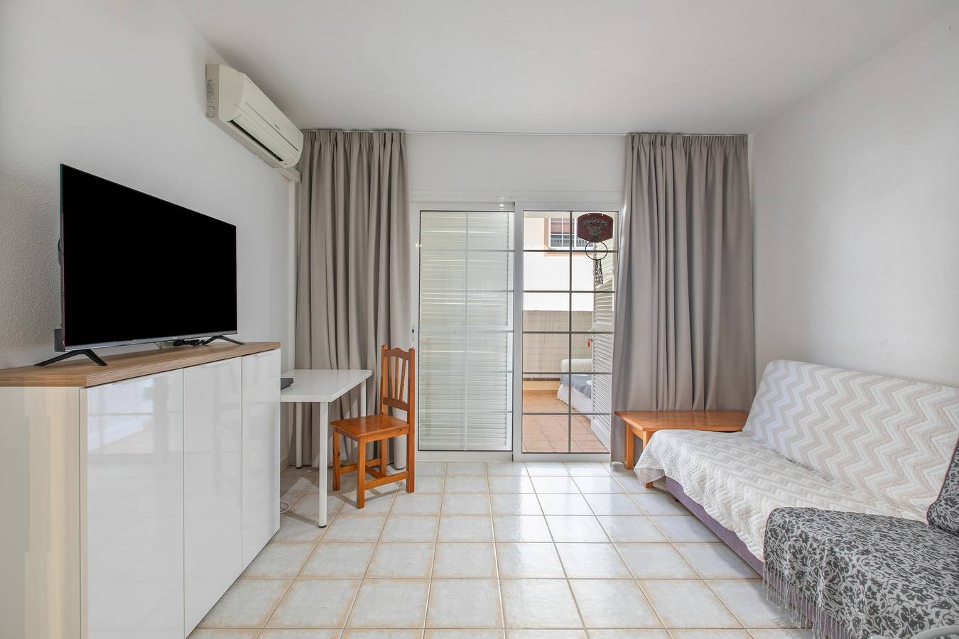 Apartamento entero, Encantadora suite con piscina en Chayofa, vistas a la montaña, Wi-Fi y aire acondicionado in Chayofa, Arona 