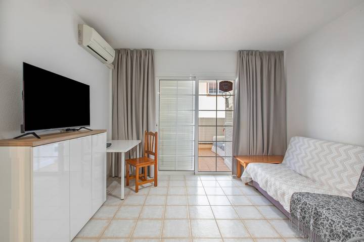 Apartamento entero, Acogedora suite con piscinas en Chayofa, vistas a la montaña, Wi-Fi y aire acondicionado in Chayofa, Arona 